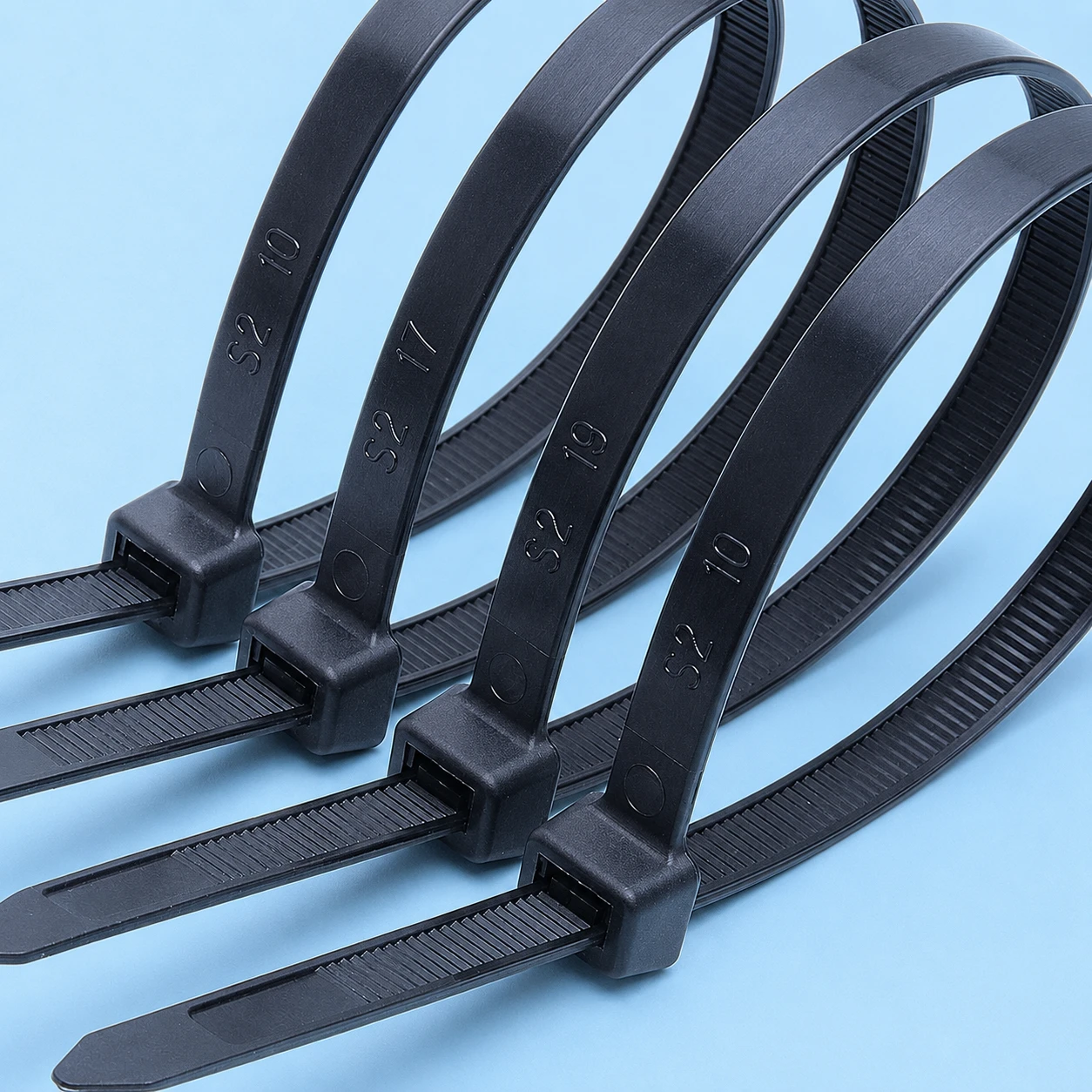 8.8mm extra heavy duty cable ties with wide strap detail