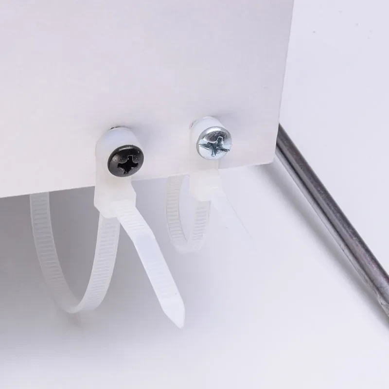Mountable head cable ties fixed with screws